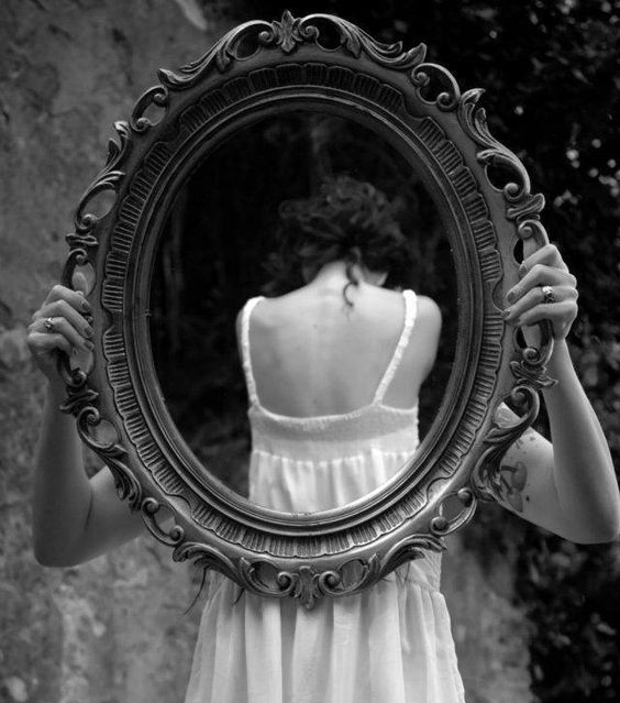 Specchio, servo delle mie brame…